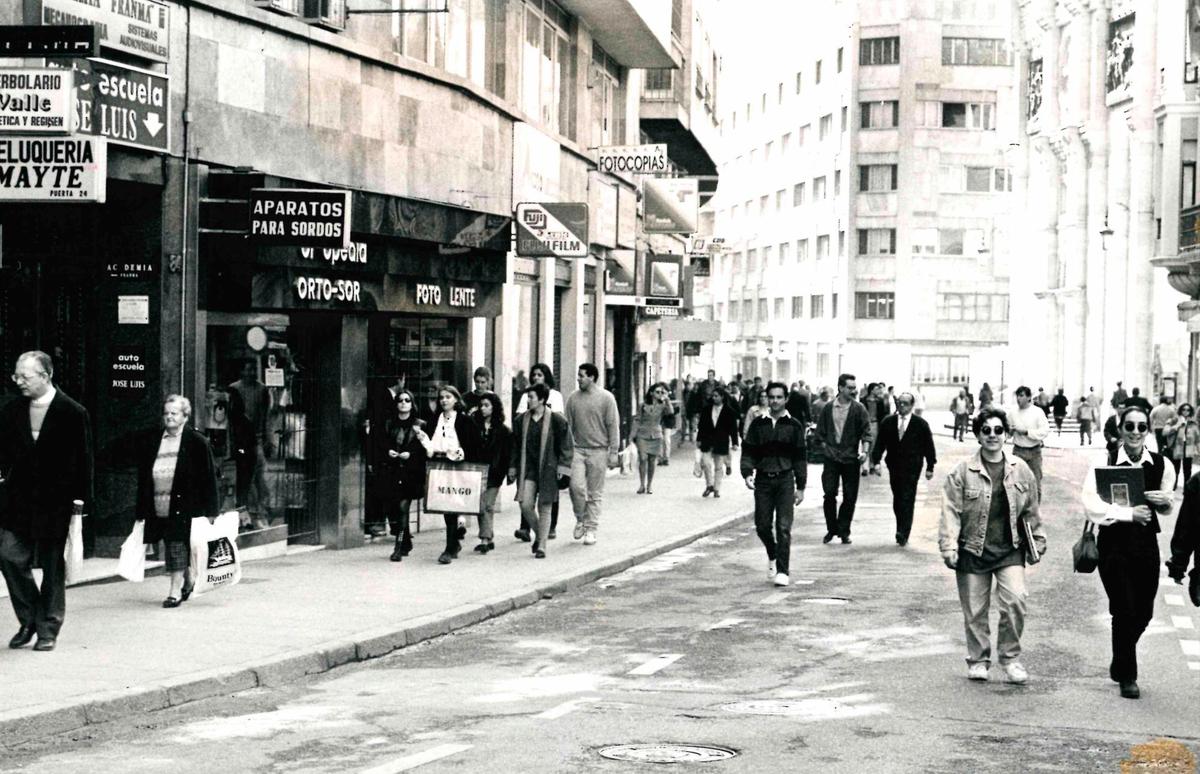 Peatones en enero de 1994 tras cerrar Toro al tráfico antes de las obras.