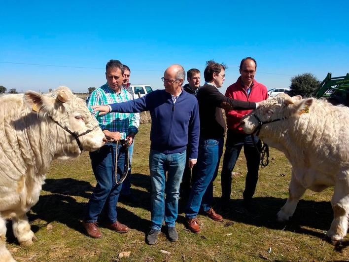 Mañueco se compromete a hacer “más fácil” la vida a la gente que vive en el campo