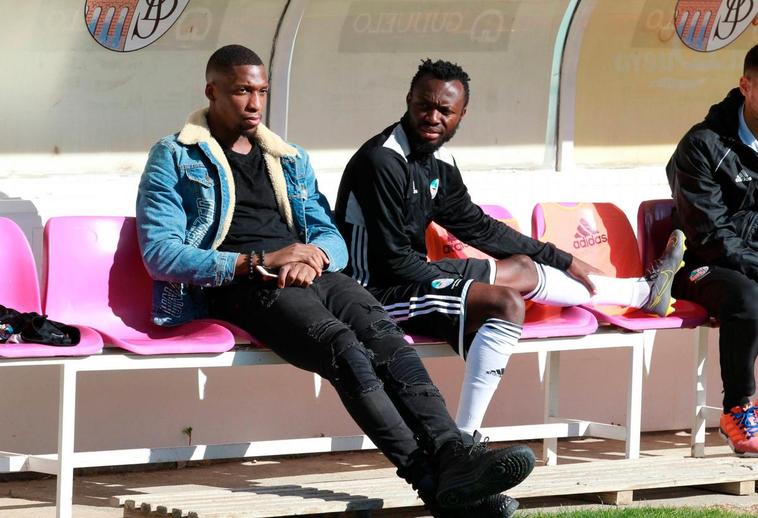 Bijimine en el banquillo del estadio Helmántico junto a Owusu el pasado domingo.