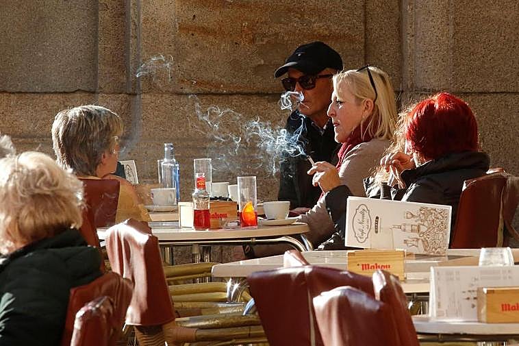 Fumadora en la terraza de un establecimiento hostelero de Salamanca.