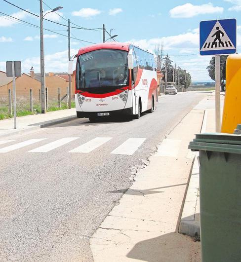 Uno de los autobuses que ofrece servicio en la localidad armuñesa.