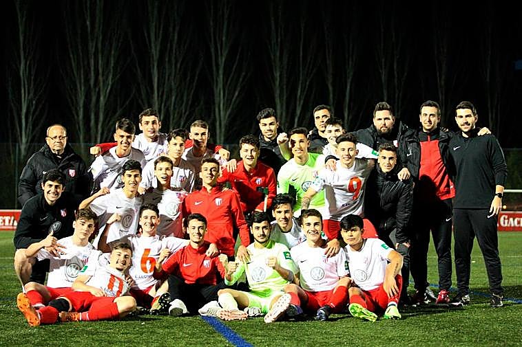 Los jugadores del Santa Marta celebran la permanencia.