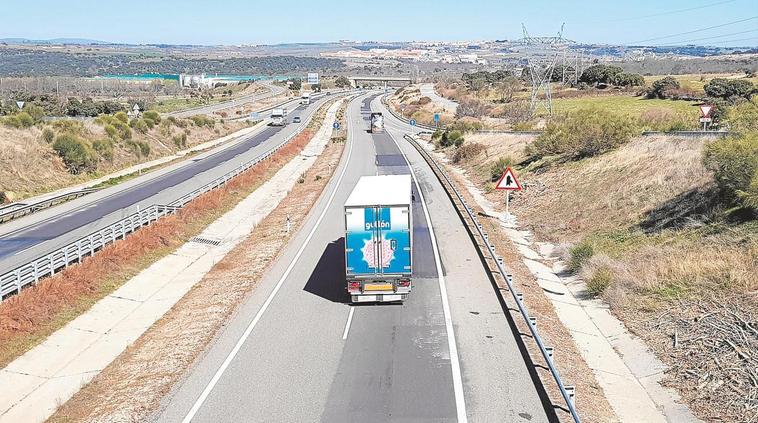 Camiones y turismos circulando por la A-6 en el tramo a reformar, que muestra evidentes síntomas del mal estado en el que se encuentra.