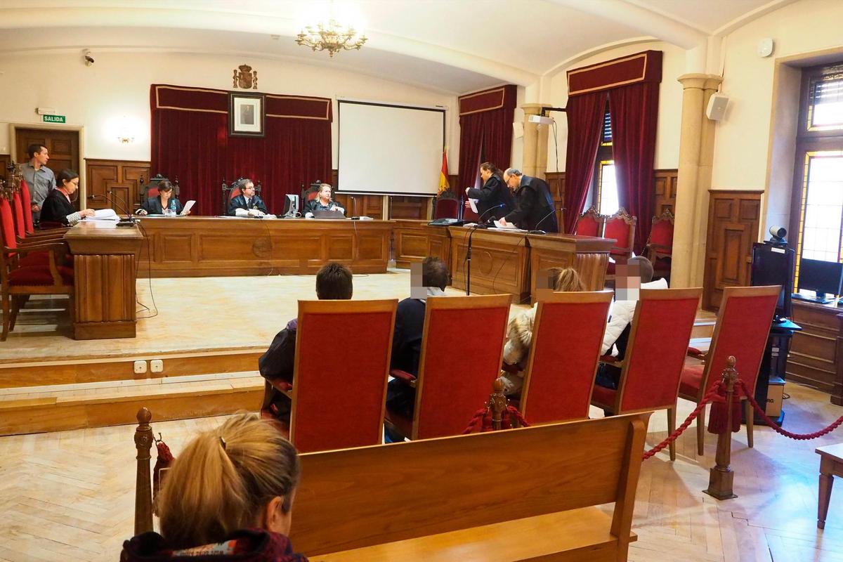 Los acusados, en la Audiencia Provincial.