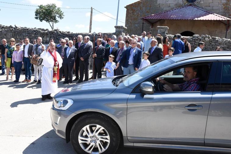 El párroco, Ángel Benito, durante la bendición de automóviles el día de San Cristóbal, fiesta patronal.