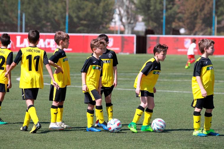 Los benjamines del Monterrubio durante un calentiamiento en el San Casto antes de un partido.