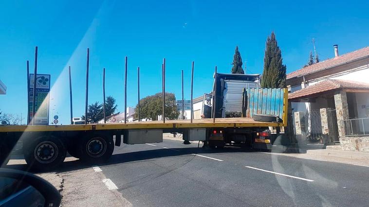 El camión atravesado en la calzada.