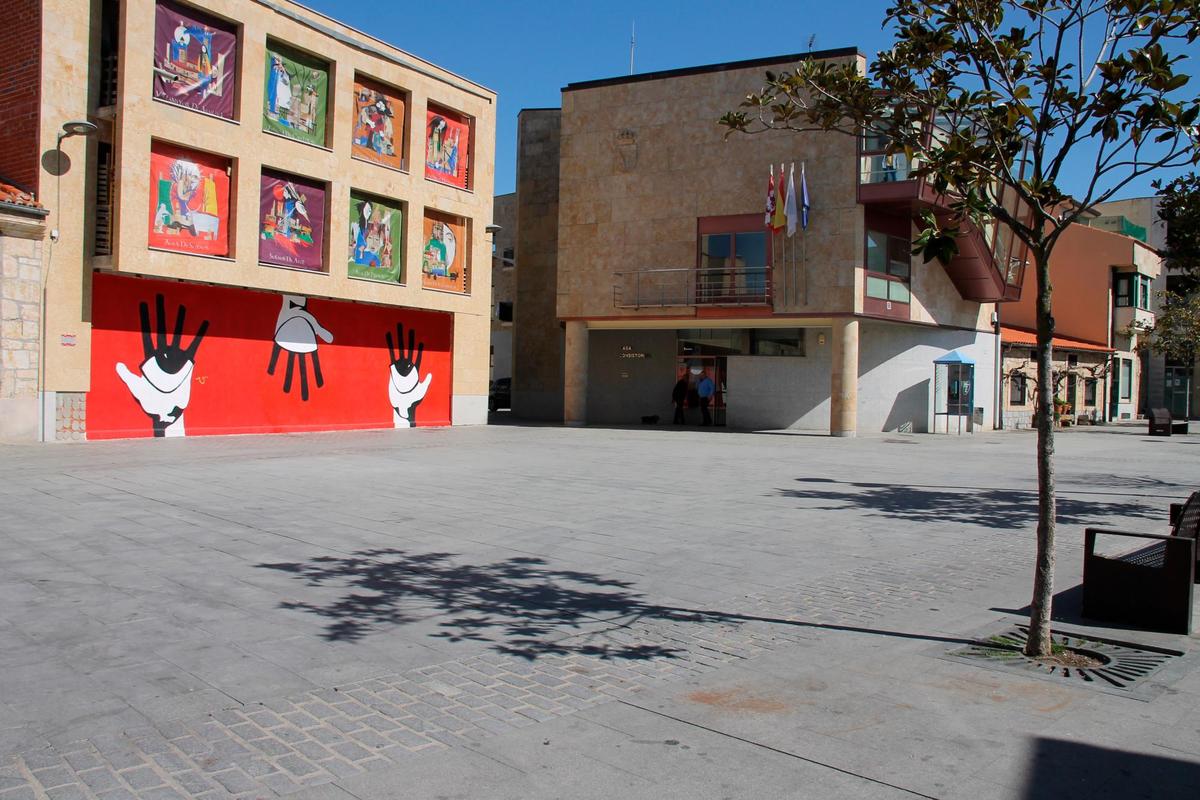 Modernidad y tradición comparten espacio en las calles del municipio.