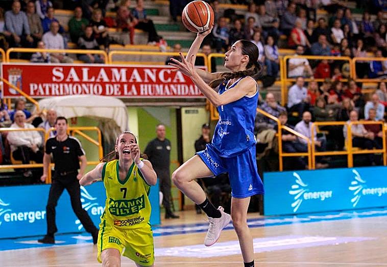 Belén Arrojo lanza a canasta ante la mirada de Montoliú.