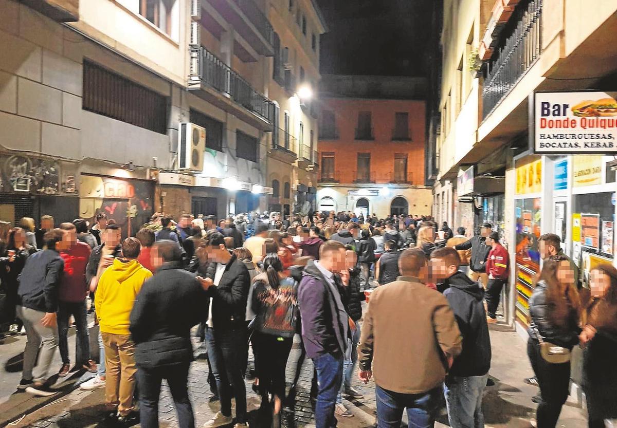 Calle Varillas en una noche de fin de semana.