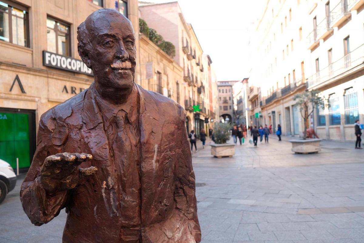 La escultura de Del Bosque con el bigote pintado