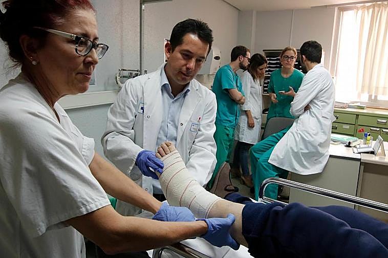 Lourdes García y Énder Goñi revisan a un paciente en consulta.