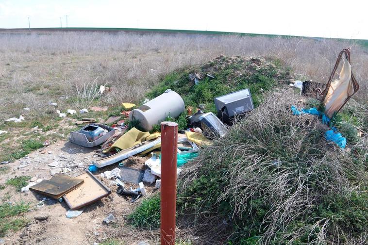 Basura acumulada en la entrada.