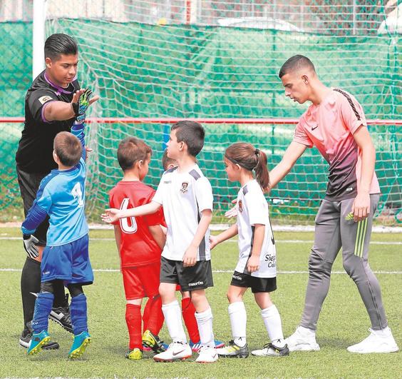 Saúl, portero del Hergar D prebenjamín, choca los cinco al colegiado Brian Escudero al término del partido ante el Ciudad Rodrigo.