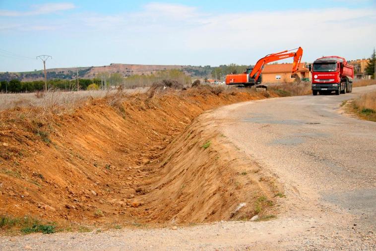 La maquinaria ha iniciado los trabajos para la remodelación del acceso principal a Nuevo Naharros, una obra esperada desde hace una década.