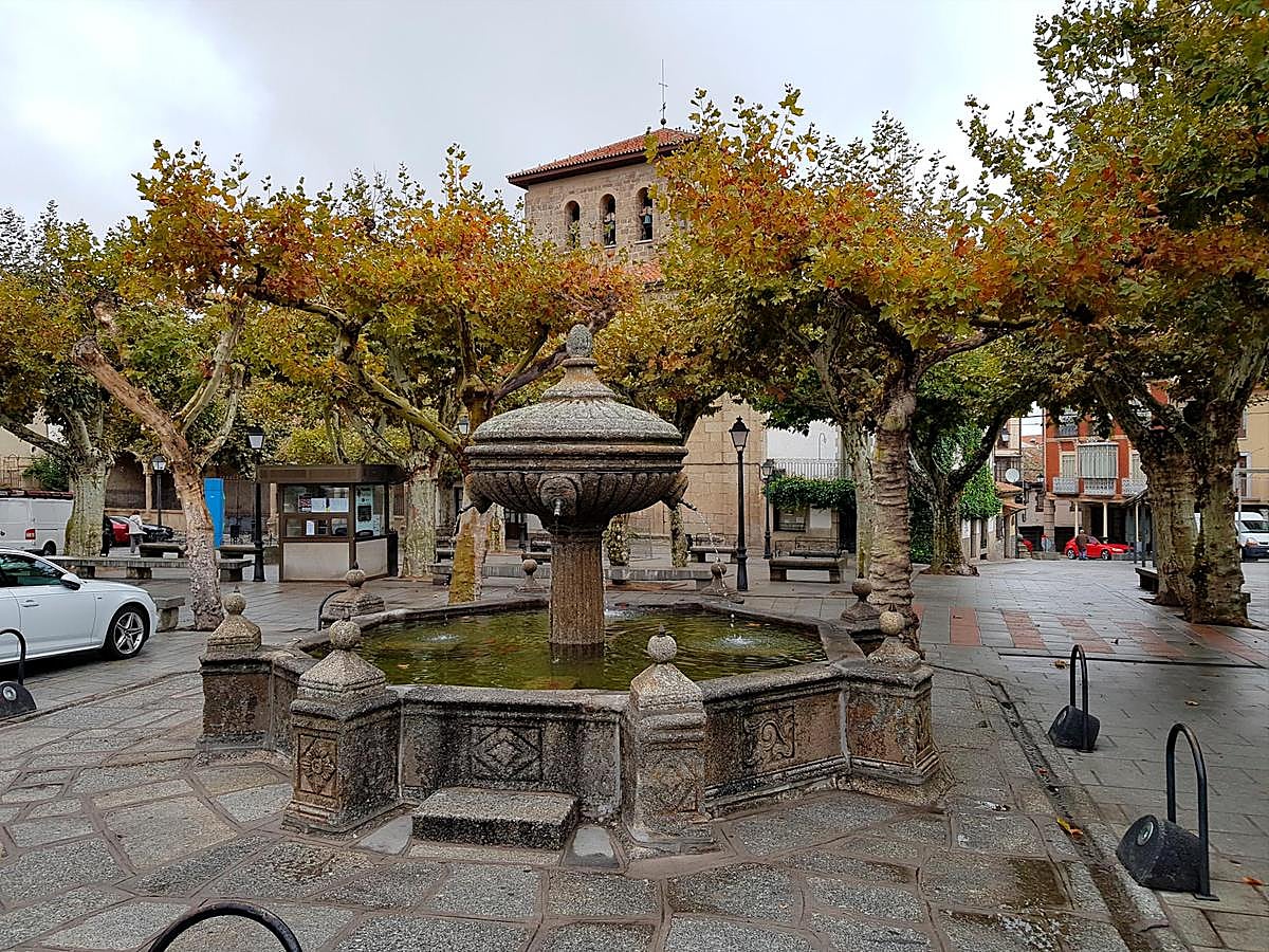 El pilón de la Plaza de España de Piedrahita, un lugar significativo de la villa