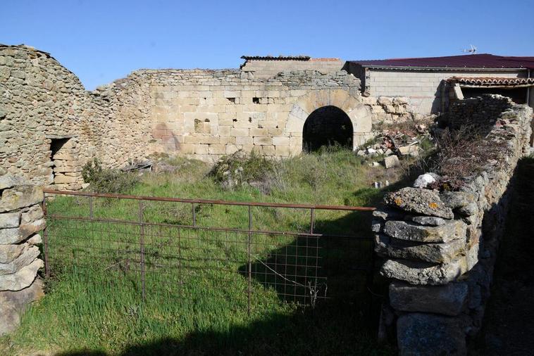 Estructuras y parte de las paredes que aún permanecen en pie del antiguo “Hospital” de Guadramiro.