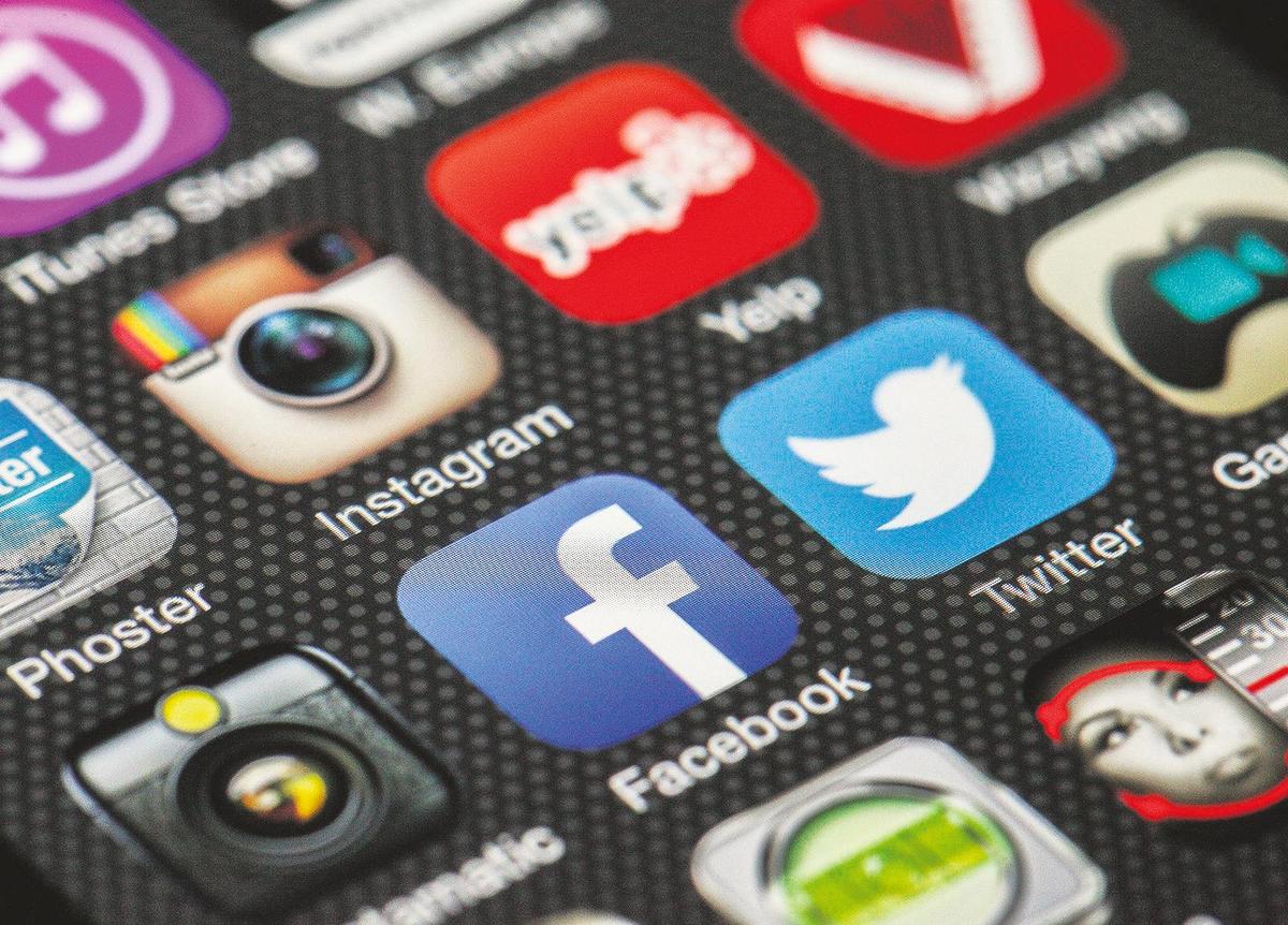 Iconos de las más conocidas redes sociales en la pantalla de un smartphone.