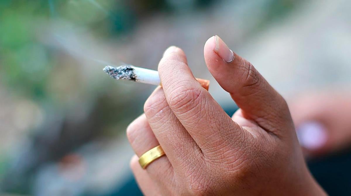 Una mujer con un cigarrillo.