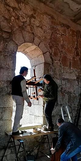 La nueva matraca luce desde hace unos días en una de las ventanas de la torre de la iglesia