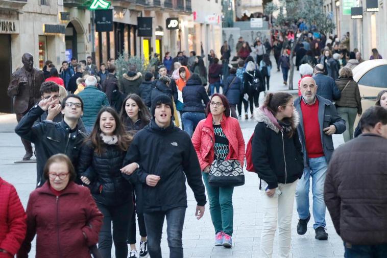 Salmantinos paseando por la ciudad