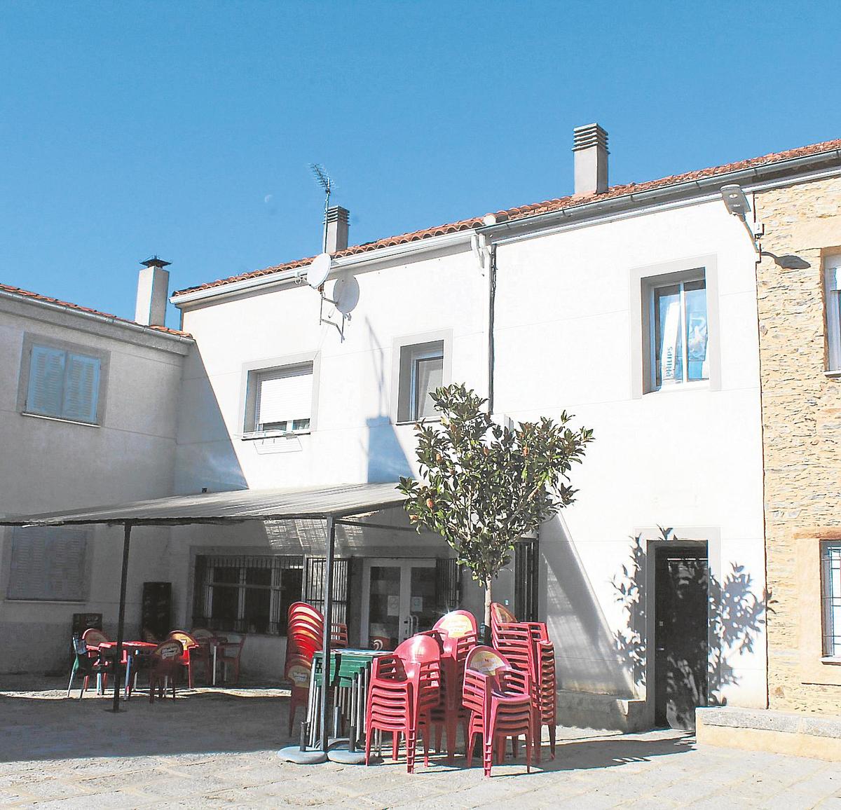 Antigua casa del maestro de Fuenterroble de Salvatierra convertida en bar.