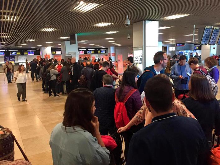 Viajeros aguardan la salida de su avión en el aeropuerto de Madrid