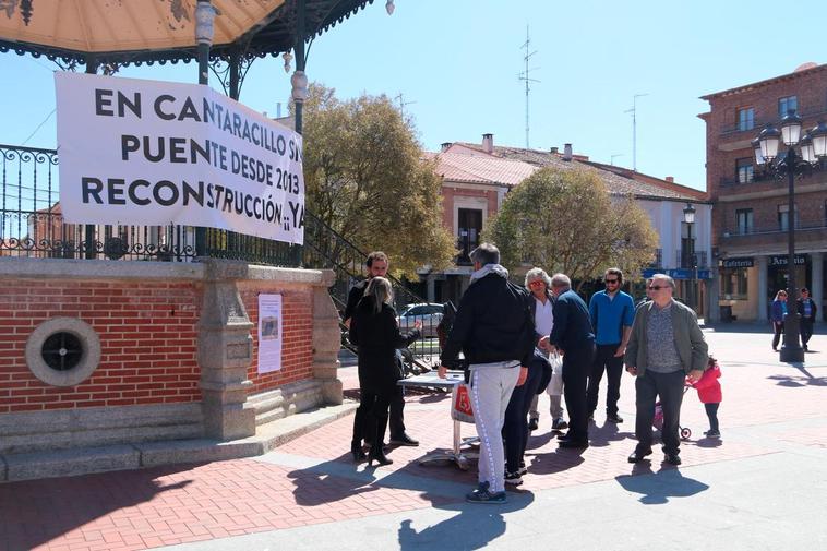 Ciudadanos firmando en Peñaranda