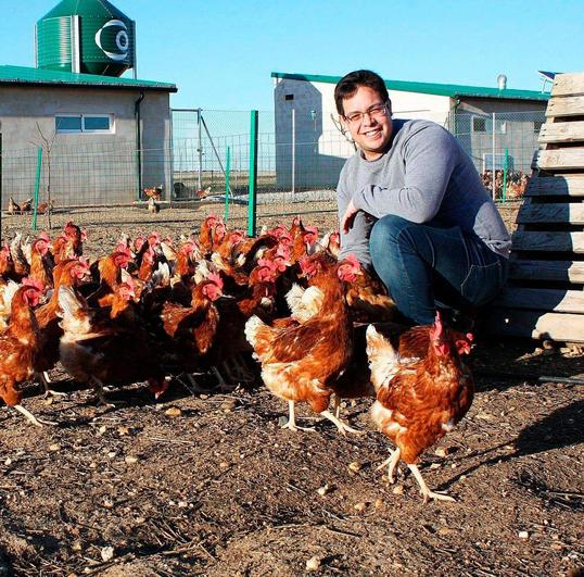 Sergio, con algunas de las gallinas que tiene en Tardáguila.