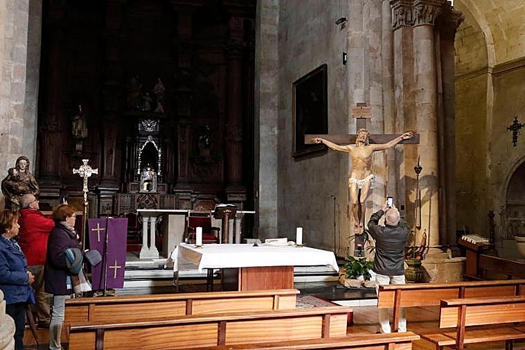 Turistas en la iglesia de San Martín.