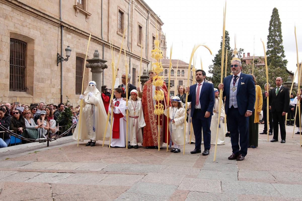 El obispo de Salamanca durante la procesión del Domingo de Ramos