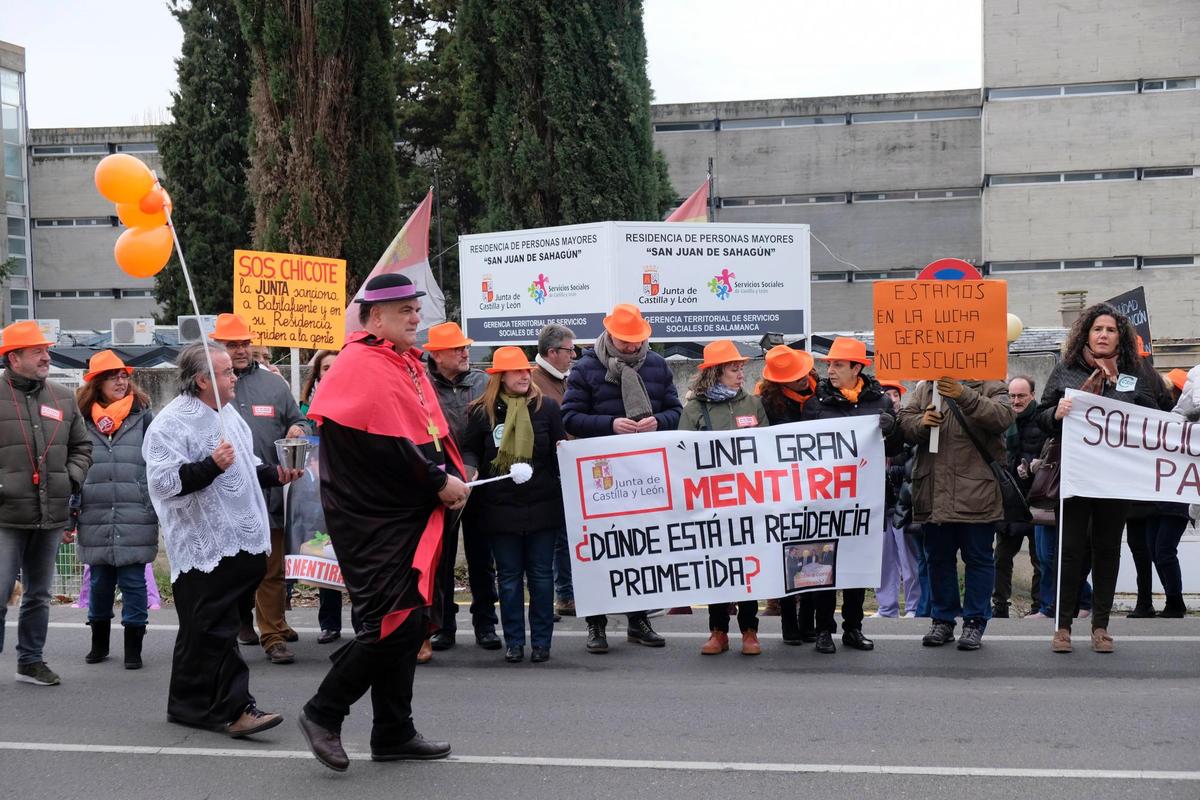 Manifestación por el retraso en el inicio de las obras de la residencia de Puente Ladrillo