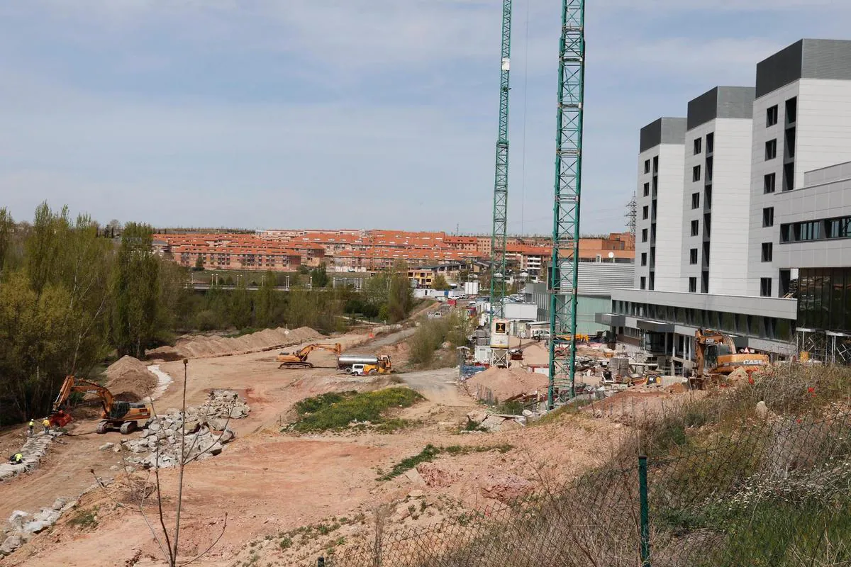 Máquinas trabajando en la construcción del vial y las plataformas que darán acceso el nuevo edificio.