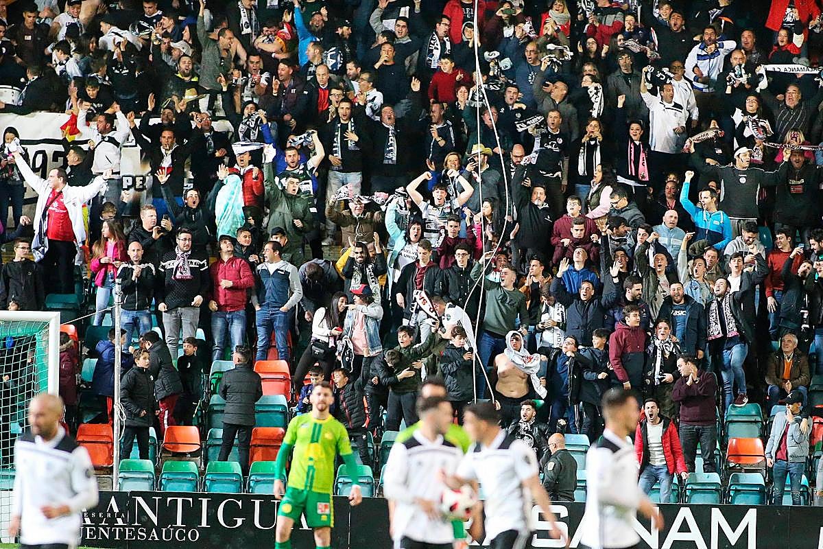 La grada del Helmántico, durante el derbi.