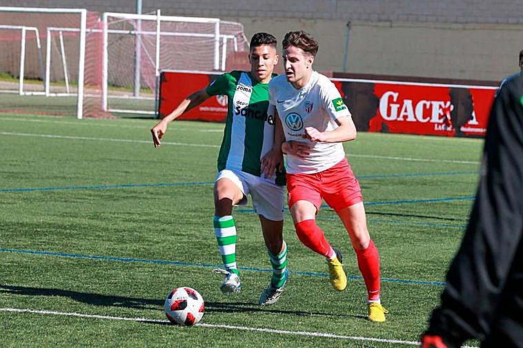 Nacho controla el balón durante el partido de este sábado.