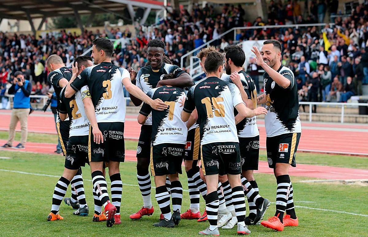 Los jugadores del Unionistas celebran uno de los goles anotados frente al Fuenlabrada en Las Pistas.