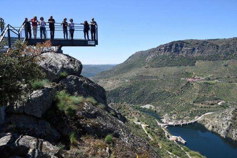 Algunos de los senderistas, en el nuevo mirador.