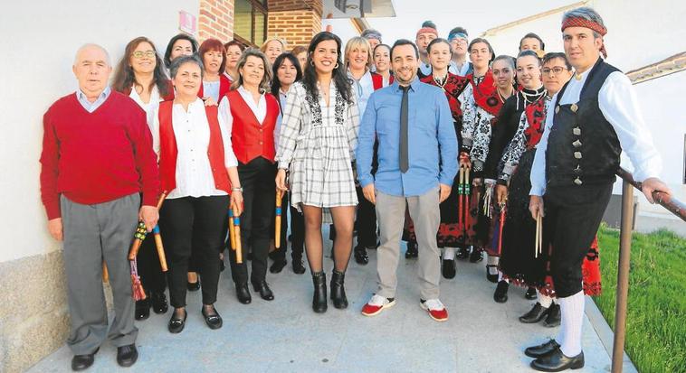 Irene López y Miguel Ángel Blázquez con los grupos de paleo de Cespedosa de Tormes y Macotera.