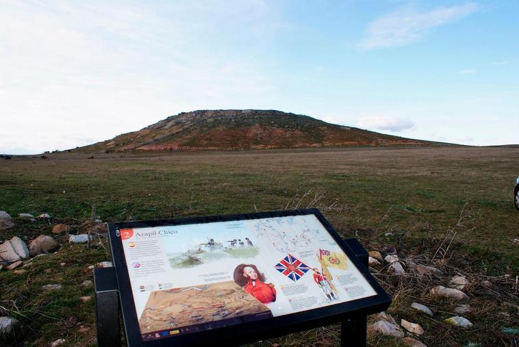 Vista del “Arapil Chico”, donde Wellington ordenó desplegar sobre su cima dos cañones y un batallón de infantería.