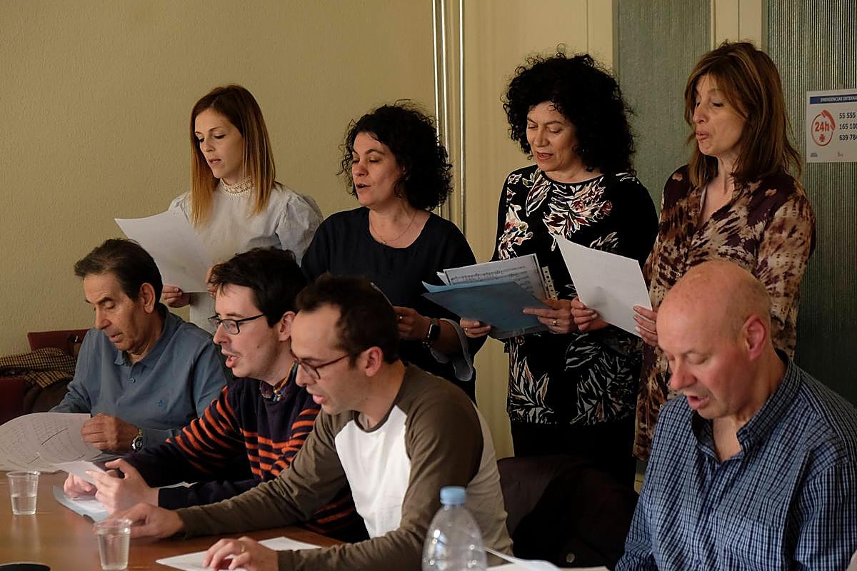 La neuróloga Yasmina Berdei -en el centro de pie- durante un taller con enfermos de esclerosis.