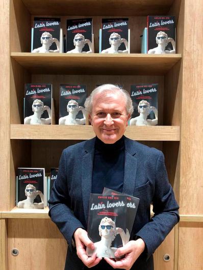 Emilio del Río con su libro “Latín Lovers”.