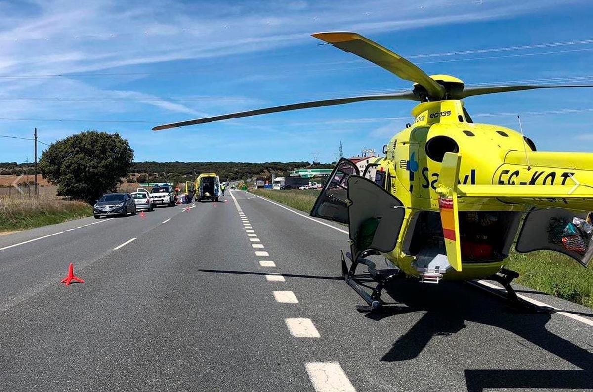 El helicóptero medicalizado de Salamanca trasladó al joven herido al hospital La Paz de Madrid.