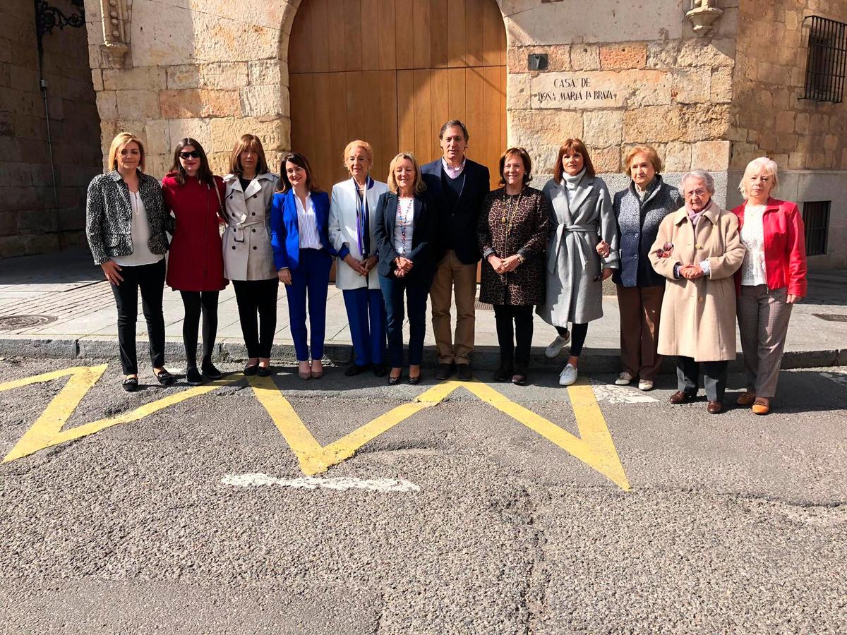 Carcía Carbayo, con las mujeres de su candidatura.