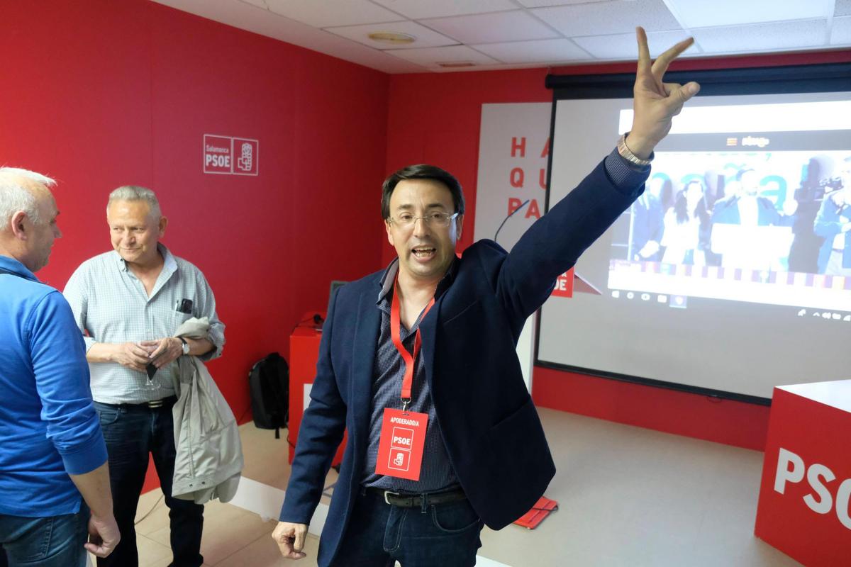 Fernando Pablos celebra la victorial electoral socialista en los comicios generales del mes de abril.