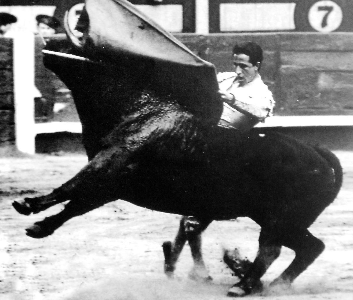 Pase de pecho de Santiago Martín ‘El Viti’ en la plaza de toros de Las Ventas de Madrid.