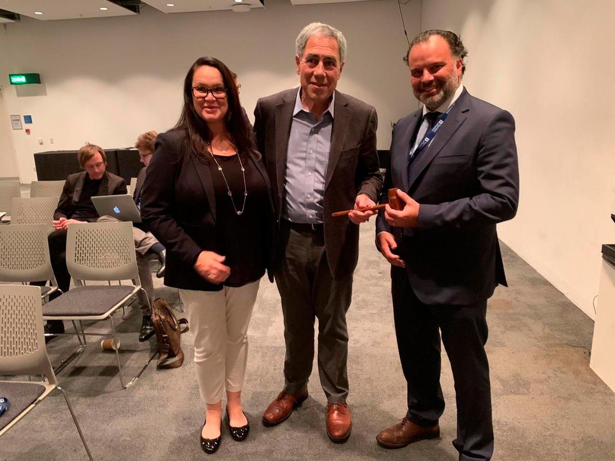 Fernando de Yarza (derecha), con su predecesor en el puesto, Michael Golden, y la vicepresidenta, Lisa Mac Leod.