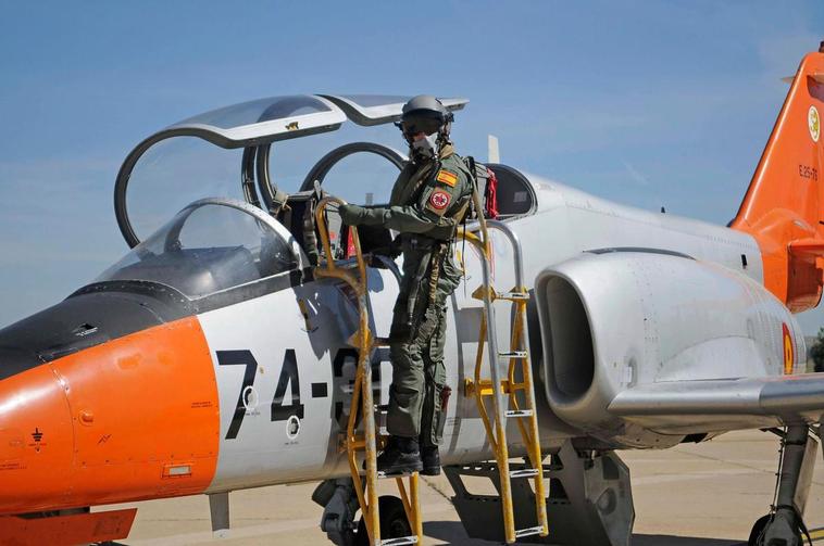 Uno de los instructores del Grupo de Adiestramiento, subiendo al avión C-101.