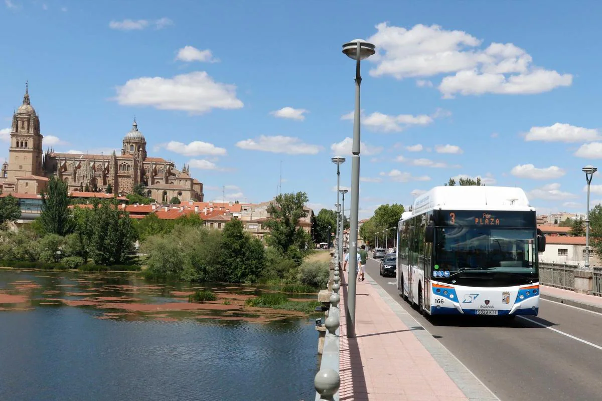 Uno de los autobuses urbanos que han sido renovados recientemente atravesando el Tormes