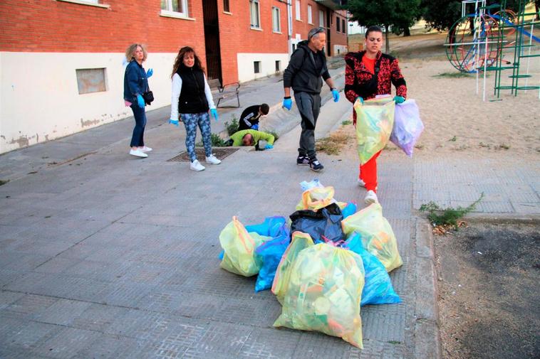 Algunos de los vecinos que compusieron la brigada de voluntarios de limpieza en las calles de El Encinar.