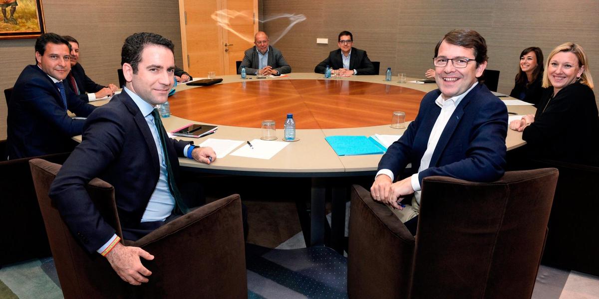 Mesa de negociación entre PP y Ciudadanos.